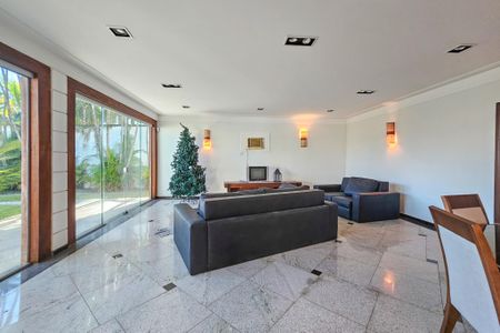 Casa para alugar com 300m², 3 quartos e 5 vagas Casa para alugar com 300m², 3 quartos e 5 vagasSala