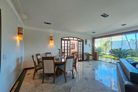 Casa para alugar com 300m², 3 quartos e 5 vagas Casa para alugar com 300m², 3 quartos e 5 vagasSala