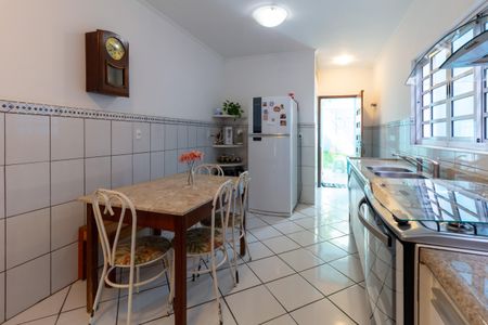 Casa à venda com 194m², 4 quartos e 2 vagas Casa à venda com 194m², 4 quartos e 2 vagasCozinha