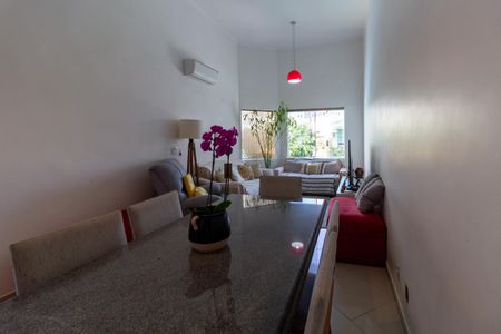 Casa à venda com 194m², 4 quartos e 2 vagas Casa à venda com 194m², 4 quartos e 2 vagasSala