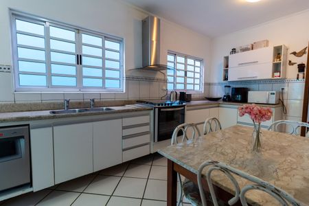 Casa à venda com 194m², 4 quartos e 2 vagas Casa à venda com 194m², 4 quartos e 2 vagasCozinha