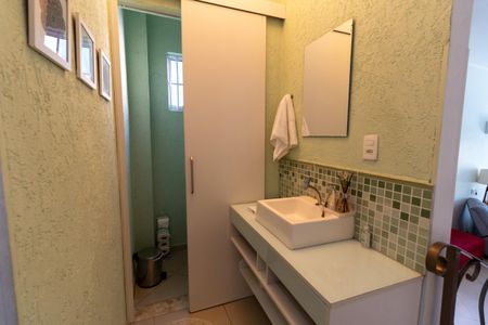 Casa à venda com 194m², 4 quartos e 2 vagas Casa à venda com 194m², 4 quartos e 2 vagasLavabo