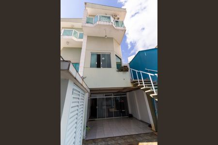 Casa à venda com 194m², 4 quartos e 2 vagas Casa à venda com 194m², 4 quartos e 2 vagasFachada