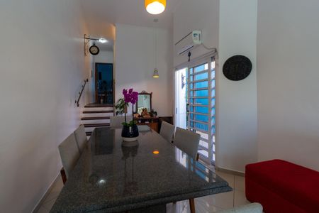 Casa à venda com 194m², 4 quartos e 2 vagas Casa à venda com 194m², 4 quartos e 2 vagasSala