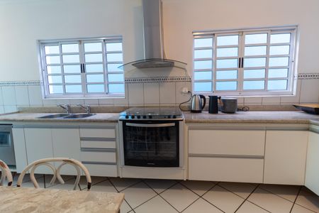 Casa à venda com 194m², 4 quartos e 2 vagas Casa à venda com 194m², 4 quartos e 2 vagasCozinha