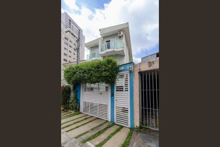 Casa à venda com 194m², 4 quartos e 2 vagas Casa à venda com 194m², 4 quartos e 2 vagasFachada