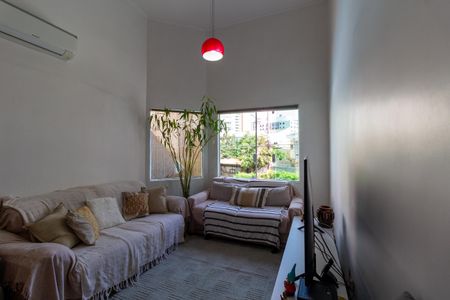 Casa à venda com 194m², 4 quartos e 2 vagas Casa à venda com 194m², 4 quartos e 2 vagasSala