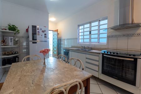 Casa à venda com 194m², 4 quartos e 2 vagas Casa à venda com 194m², 4 quartos e 2 vagasCozinha