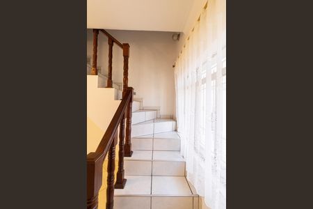 Casa à venda com 227m², 4 quartos e 4 vagas Casa à venda com 227m², 4 quartos e 4 vagasEscada