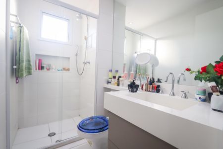 Apartamento à venda com 73m², 2 quartos e 1 vaga Apartamento à venda com 73m², 2 quartos e 1 vagaBanheiro da Suite