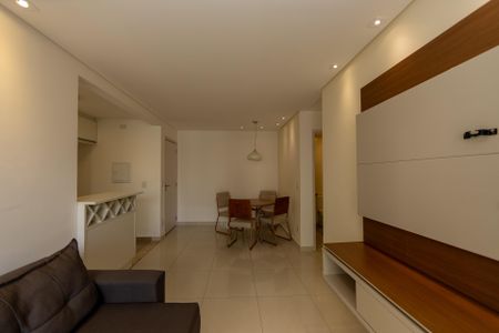 Sala de apartamento para alugar com 2 quartos, 68m² em Jardim Tupanci, Barueri