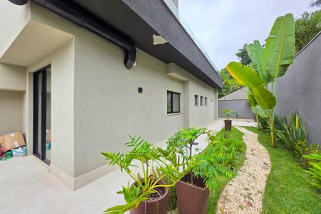 Casa para alugar com 422m², 4 quartos e 3 vagas Casa para alugar com 422m², 4 quartos e 3 vagasÁrea comum - Piscina