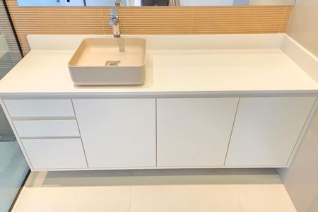 Casa para alugar com 422m², 4 quartos e 3 vagas Casa para alugar com 422m², 4 quartos e 3 vagasBanheiro da Suíte