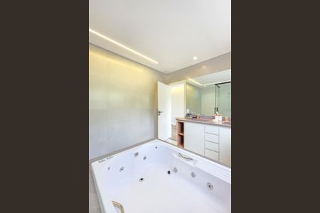 Casa para alugar com 422m², 4 quartos e 3 vagas Casa para alugar com 422m², 4 quartos e 3 vagasBanheiro da Suíte 2