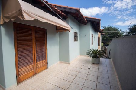 Casa à venda com 290m², 3 quartos e 6 vagas Casa à venda com 290m², 3 quartos e 6 vagasQuintal
