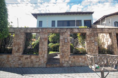 Casa à venda com 290m², 3 quartos e 6 vagas Casa à venda com 290m², 3 quartos e 6 vagasFachada