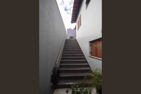 Casa à venda com 290m², 3 quartos e 6 vagas Casa à venda com 290m², 3 quartos e 6 vagasEscada