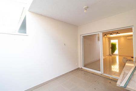 Casa de condomínio à venda com 138m², 3 quartos e 2 vagas Casa de condomínio à venda com 138m², 3 quartos e 2 vagasVaranda com Churrasqueira