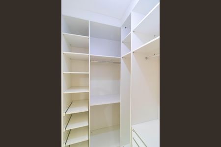 Casa de condomínio à venda com 138m², 3 quartos e 2 vagas Casa de condomínio à venda com 138m², 3 quartos e 2 vagasCloset da Suíte