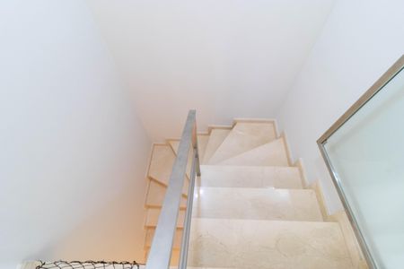 Casa de condomínio à venda com 138m², 3 quartos e 2 vagas Casa de condomínio à venda com 138m², 3 quartos e 2 vagasEscada