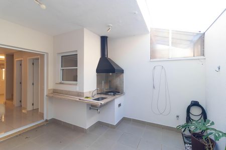 Casa de condomínio à venda com 138m², 3 quartos e 2 vagas Casa de condomínio à venda com 138m², 3 quartos e 2 vagasVaranda com Churrasqueira