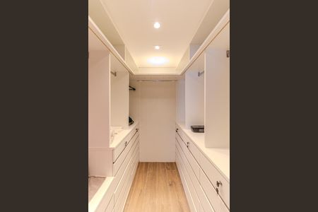 Apartamento à venda com 240m², 3 quartos e 3 vagas Apartamento à venda com 240m², 3 quartos e 3 vagasCloset da Suíte