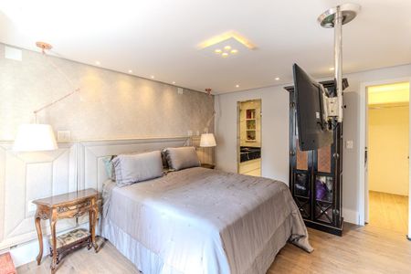 Apartamento à venda com 240m², 3 quartos e 3 vagas Apartamento à venda com 240m², 3 quartos e 3 vagasSuíte