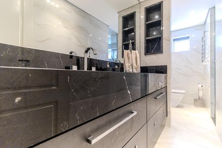 Apartamento à venda com 240m², 3 quartos e 3 vagas Apartamento à venda com 240m², 3 quartos e 3 vagasBanheiro Social