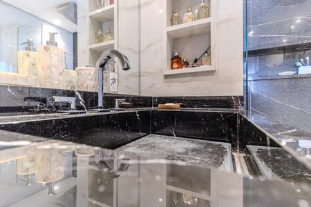 Apartamento à venda com 240m², 3 quartos e 3 vagas Apartamento à venda com 240m², 3 quartos e 3 vagasBanheiro da Suíte