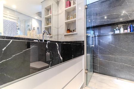 Apartamento à venda com 240m², 3 quartos e 3 vagas Apartamento à venda com 240m², 3 quartos e 3 vagasBanheiro da Suíte