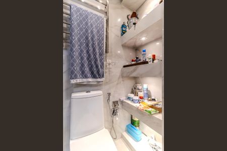 Apartamento à venda com 240m², 3 quartos e 3 vagas Apartamento à venda com 240m², 3 quartos e 3 vagasBanheiro da Suíte