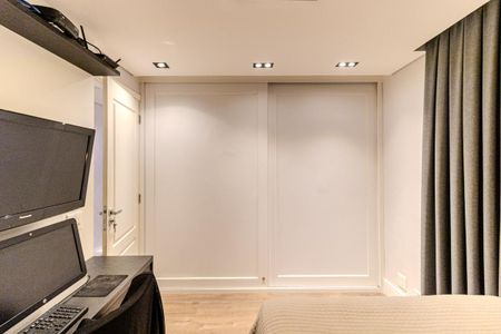 Apartamento à venda com 240m², 3 quartos e 3 vagas Apartamento à venda com 240m², 3 quartos e 3 vagasQuarto 1