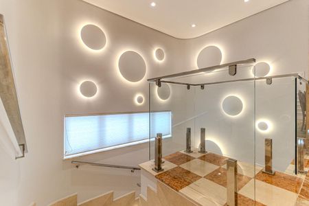 Apartamento à venda com 240m², 3 quartos e 3 vagas Apartamento à venda com 240m², 3 quartos e 3 vagasEscada