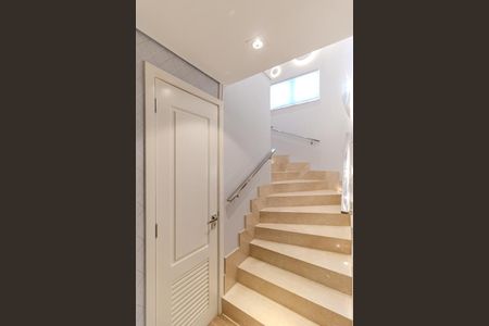 Apartamento à venda com 240m², 3 quartos e 3 vagas Apartamento à venda com 240m², 3 quartos e 3 vagasEscada