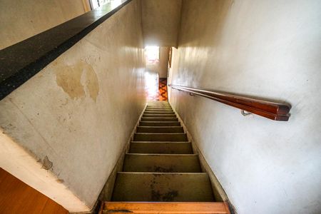 Casa à venda com 251m², 3 quartos e 5 vagas Casa à venda com 251m², 3 quartos e 5 vagasEscada