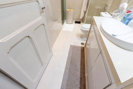 Casa para alugar com 300m², 3 quartos e 4 vagas Casa para alugar com 300m², 3 quartos e 4 vagasBanheiro da Suíte 1