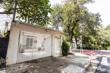 Casa para alugar com 300m², 3 quartos e 4 vagas Casa para alugar com 300m², 3 quartos e 4 vagasFachada