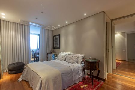 Apartamento à venda com 244m², 4 quartos e 4 vagas Apartamento à venda com 244m², 4 quartos e 4 vagasSuíte 1