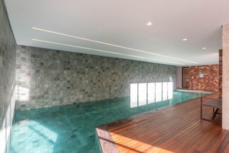 Apartamento à venda com 244m², 4 quartos e 4 vagas Apartamento à venda com 244m², 4 quartos e 4 vagasÁrea comum - Piscina Coberta