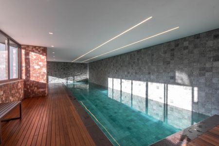 Apartamento à venda com 244m², 4 quartos e 4 vagas Apartamento à venda com 244m², 4 quartos e 4 vagasÁrea comum - Piscina Coberta