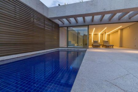 Apartamento à venda com 244m², 4 quartos e 4 vagas Apartamento à venda com 244m², 4 quartos e 4 vagasÁrea comum - Piscina