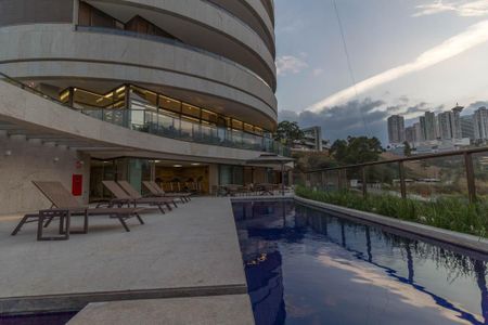 Apartamento à venda com 244m², 4 quartos e 4 vagas Apartamento à venda com 244m², 4 quartos e 4 vagasÁrea comum - Piscina