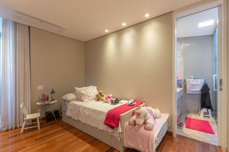 Apartamento à venda com 244m², 4 quartos e 4 vagas Apartamento à venda com 244m², 4 quartos e 4 vagasSuíte 2