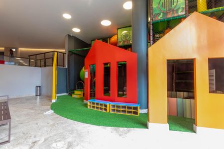 Apartamento à venda com 244m², 4 quartos e 4 vagas Apartamento à venda com 244m², 4 quartos e 4 vagasÁrea comum - Playground