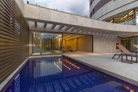 Apartamento à venda com 244m², 4 quartos e 4 vagas Apartamento à venda com 244m², 4 quartos e 4 vagasÁrea comum - Piscina