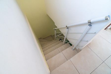 Casa para alugar com 100m², 2 quartos e 1 vaga Casa para alugar com 100m², 2 quartos e 1 vagaEscada