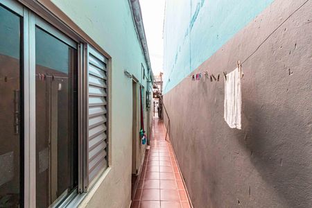 Casa à venda com 320m², 2 quartos e 2 vagas Casa à venda com 320m², 2 quartos e 2 vagasCorredor lateral