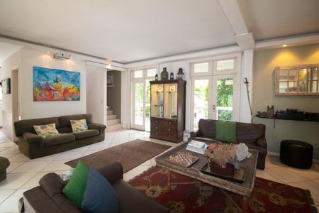 Casa para alugar com 250m², 6 quartos e 2 vagas Casa para alugar com 250m², 6 quartos e 2 vagasSala