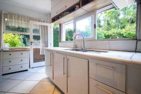 Casa para alugar com 250m², 6 quartos e 2 vagas Casa para alugar com 250m², 6 quartos e 2 vagasCozinha 1