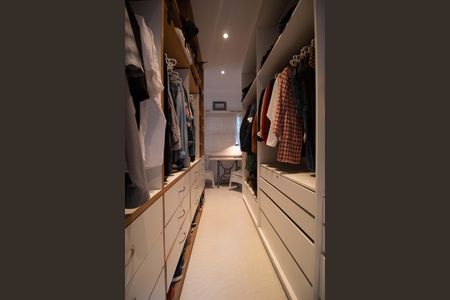 Casa para alugar com 250m², 6 quartos e 2 vagas Casa para alugar com 250m², 6 quartos e 2 vagasSuíte 2 - Varanda - closet